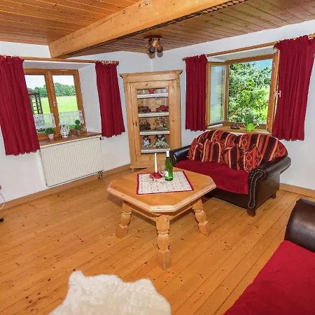 A Very Spacious 4 Person Holiday Near The Chiemsee דירה *