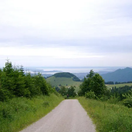 A Very Spacious 4 Person Holiday Near The Chiemsee דירה Übersee