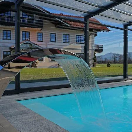 A Very Spacious 4 Person Holiday Near The Chiemsee דירה *