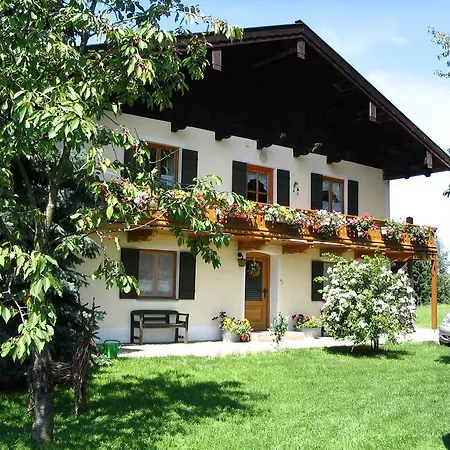 Апартаменты A Very Spacious 4 Person Holiday Near The Chiemsee *